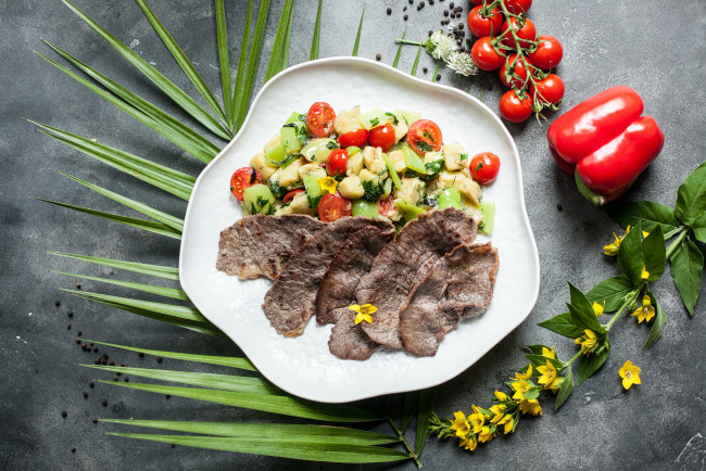 Обои картинки фото еда, вторые блюда, томат, перец, салат, мясо, помидоры