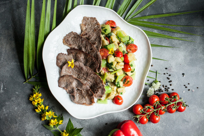 Обои картинки фото еда, вторые блюда, томат, перец, салат, мясо, помидоры