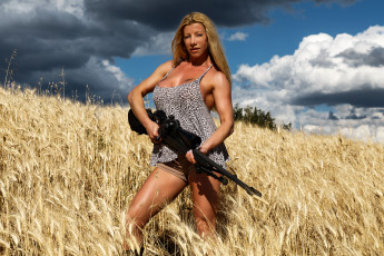 Картинка lara+de+santis девушки -unsort+ девушки+с+оружием lara de santis девушка модель блондинка бодибилдинг поле оружие винтовка снайпер прицел поза