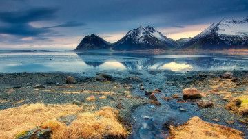 Картинка природа реки озера небо озеро горы облака трава камни берег