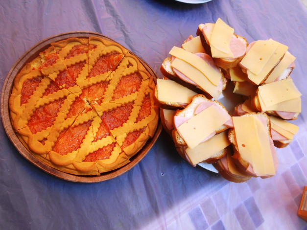 Обои картинки фото еда, бутерброды,  гамбургеры,  канапе, колбаса, хлеб, сыр, пирог