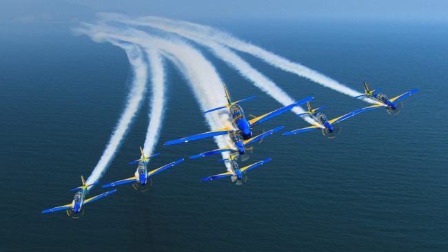 Обои картинки фото авиация, лёгкие одномоторные самолёты, группа, авиашоу, небо, самолет