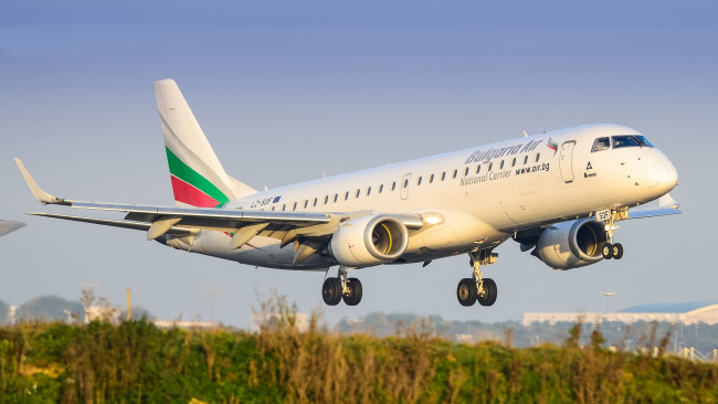 Обои картинки фото embraer erj-190, авиация, пассажирские самолёты, авиалайнер