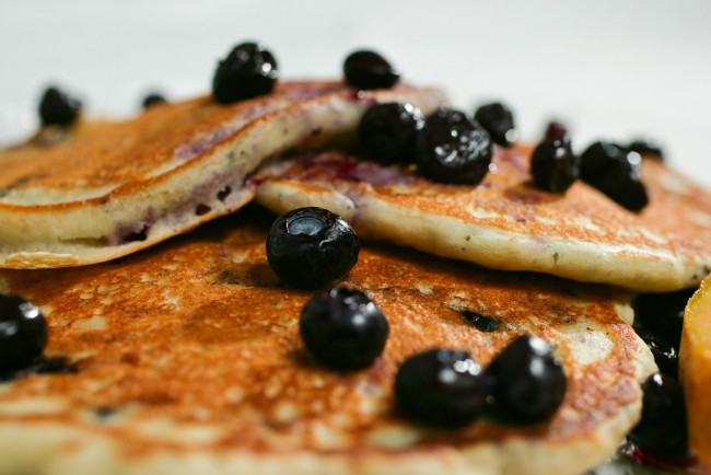Обои картинки фото еда, блины,  оладьи, черника, оладьи