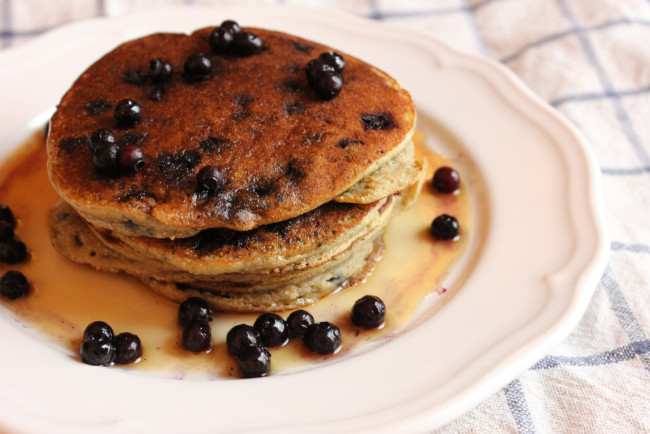 Обои картинки фото еда, блины,  оладьи, оладьи, черника