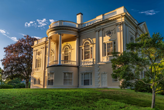 Обои картинки фото города, - здания,  дома, зелень, небо, трава, солнце, облака, деревья, дом, газон, здание, сша, музей, danvers