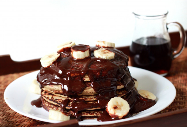 Обои картинки фото еда, блины,  оладьи, оладьи, банан, сироп