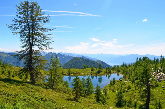 Обои картинки фото природа, реки, озера, деревья, луга, небо, озеро, горы