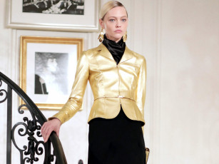 Картинка девушки саша+пивоварова модель блондинка жакет лестница