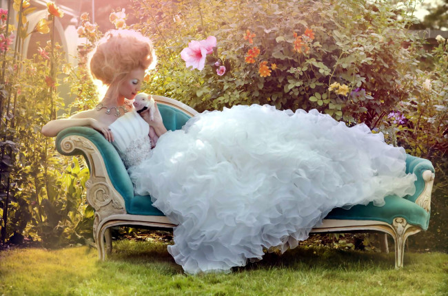 Обои картинки фото девушки, - блондинки,  светловолосые, прическа, платье, диван, сад, поросенок