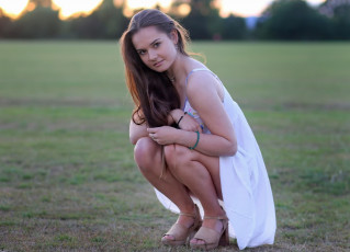 Картинка девушки -+брюнетки +шатенки шатенка платье поле