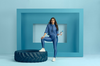 Картинка девушки hailee+steinfeld хейли стайнфелд актриса модель певица костюм покрышка core hydration water реклама