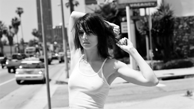 Обои картинки фото девушки, bridget moynahan, черно-белая, брюнетка, майка, улица