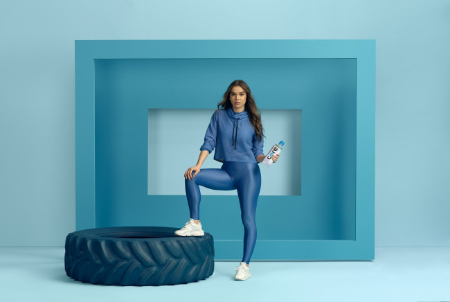 Обои картинки фото девушки, hailee steinfeld, хейли, стайнфелд, актриса, модель, певица, костюм, покрышка, core, hydration, water, реклама