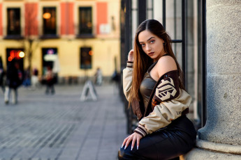 Картинка девушки -+брюнетки +шатенки девушка куртка поза кофта кожанные брюки город колонны