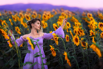 обоя девушки, - рыжеволосые и разноцветные, подсолнухи, лиловое, платье