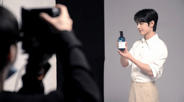 Картинка мужчины xiao+zhan актер флакон камера