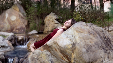 Картинка девушки -+брюнетки +шатенки камни брюнетка поза платье мини