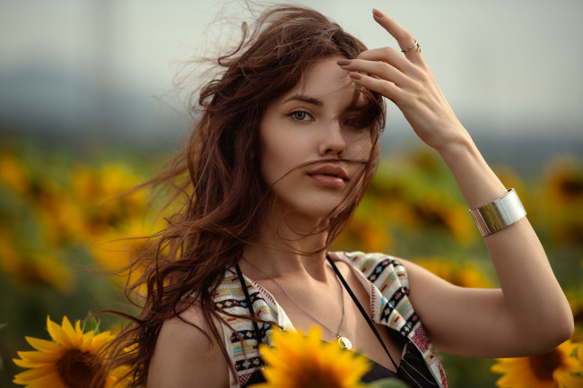 Обои картинки фото девушки, - лица,  портреты, подсолнухи, взгляд, браслет