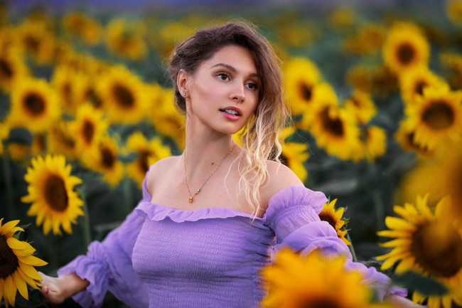 Обои картинки фото девушки, - рыжеволосые и разноцветные, подсолнухи, лиловое, платье, медальон