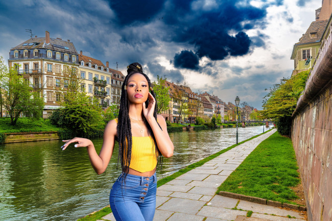 Обои картинки фото девушки, - темнокожие, река, набережная, джинсы, топ, дреды