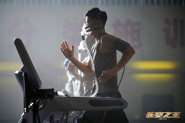 Обои картинки фото кино фильмы, born to fly, парни, тренажеры, тренировка