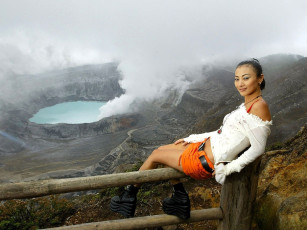 обоя девушки, bai ling, брюнетка, топ, юбка, ботинки, ограда, панорама