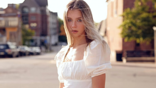 Обои картинки фото девушки, ангелина поликарпова, ангелина, поликарпова, бeлое, платье, город, инстаграм, facebook