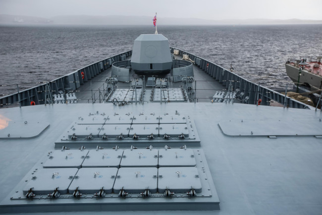 Обои картинки фото корабли, фрегаты,  корветы, зенитно, ракетный, комплекс, полимент, редут, фрегат, проекта, 22350, адмирал, флота, касатонов, порт, североморска, автoр, павeл, львoв