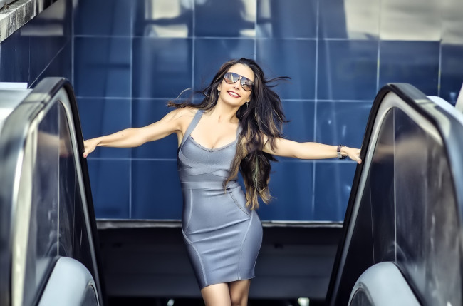 Обои картинки фото девушки, - брюнетки,  шатенки, шатенка, очки, платье, эскалатор