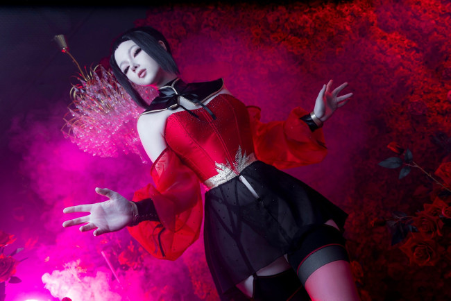 Обои картинки фото девушки, visagefox, образ, косплей, наряд, костюм, розы, люстра, дым