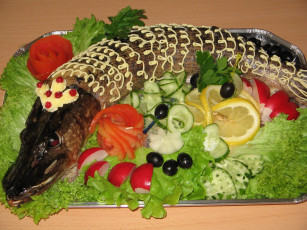 Картинка еда рыбные блюда морепродуктами щука овощное ассорти зелень помидоры редис маслины лимон огурец петрушка листья салата поднос шедевр кулинарии