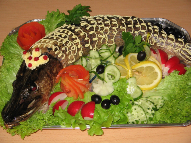 Обои картинки фото еда, рыбные, блюда, морепродуктами, щука, овощное, ассорти, зелень, помидоры, редис, маслины, лимон, огурец, петрушка, листья, салата, поднос, шедевр, кулинарии