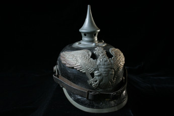 Картинка разное рельефы статуи музейные экспонаты каска шлем