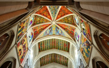 Картинка интерьер убранство роспись храма потолок