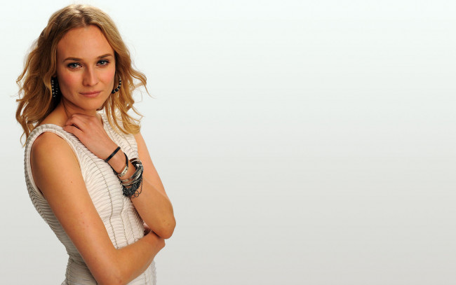 Обои картинки фото Diane Kruger, девушки, , , модель, блондинка, улыбка, платье, браслеты