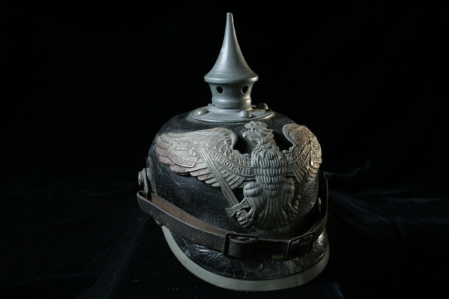 Обои картинки фото разное, рельефы, статуи, музейные, экспонаты, каска, шлем