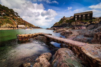 Картинка природа побережье скалы залив море каменный мостик лес