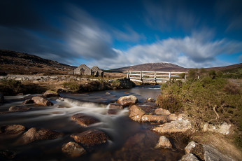 Картинка природа реки озера гора камни пороги мостик река облака