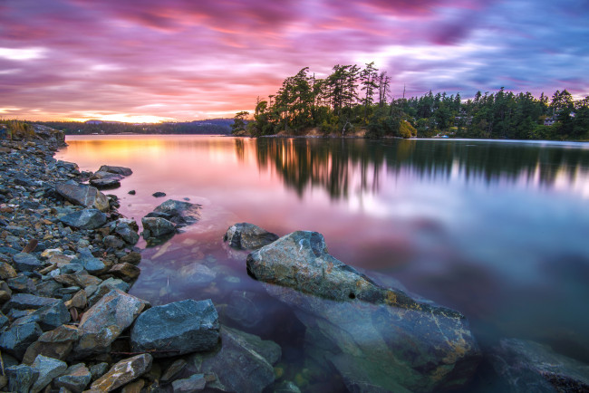 Обои картинки фото природа, реки, озера, зарево, тучи, камни, река, лес