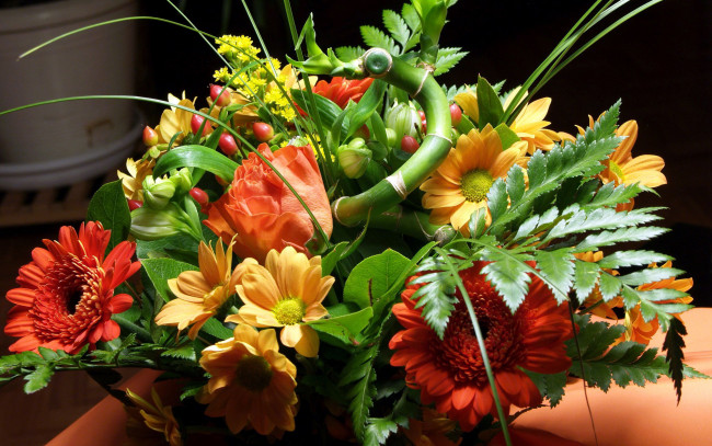 Обои картинки фото цветы, букеты,  композиции, бутоны, листья