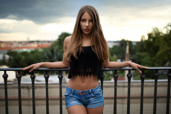 Картинка девушки -unsort+ брюнетки +шатенки шорты