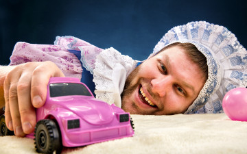 обоя юмор и приколы, мужчина, чепчик, машинка, радость