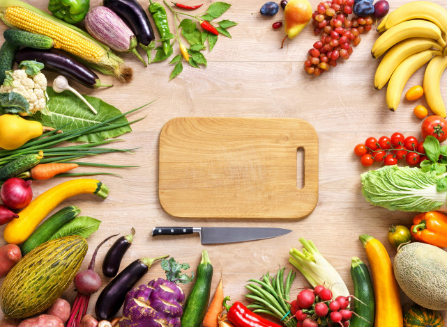 Обои картинки фото еда, фрукты и овощи вместе, помидоры, бананы, груша, капуста, перец, виноград, слива, дыня, свекла, овощи, баклажан, кукуруза, редис, нож, кабачок, лук