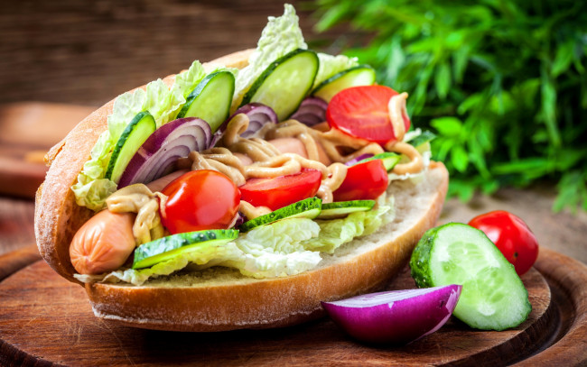 Обои картинки фото еда, бутерброды,  гамбургеры,  канапе, лук, помидор, горчица, сосиска, хот-дог, tomato, sausage, food, fast