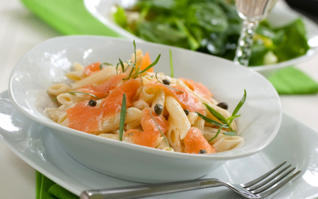 Обои картинки фото еда, макаронные блюда, паста, тарелка, макароны, рыба, вилка