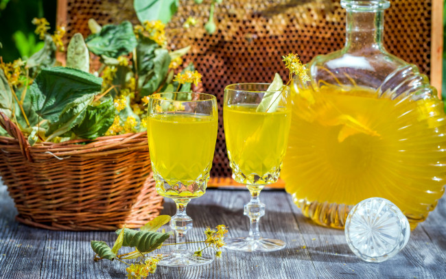 Обои картинки фото еда, напитки, графин, бокалы, напиток, липовый, цвет