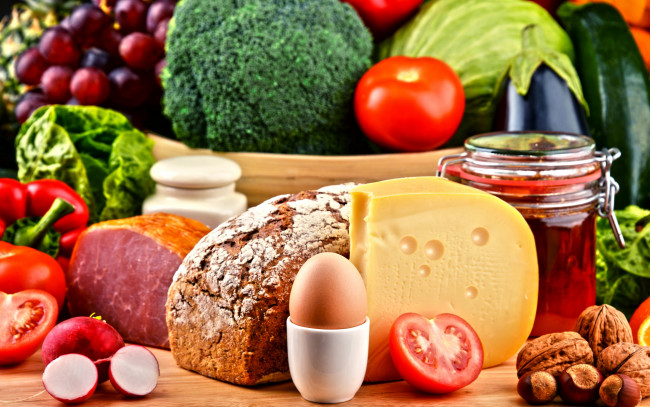 Обои картинки фото еда, разное, перец, орехи, мед, помидор, яйцо, сыр, ветчина, хлеб, виноград, капуста, овощи, томаты