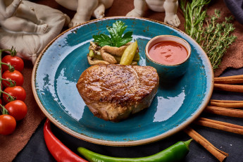 Картинка еда мясные+блюда соус стейк помидоры мясо