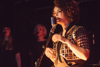 Картинка музыка -+другое девушка певица микрофон